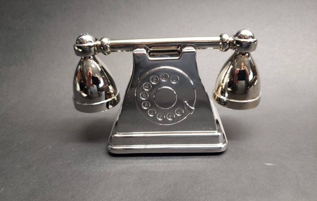 Nostalgic salt and pepper gift set recalls the look of antique rotary telephones.